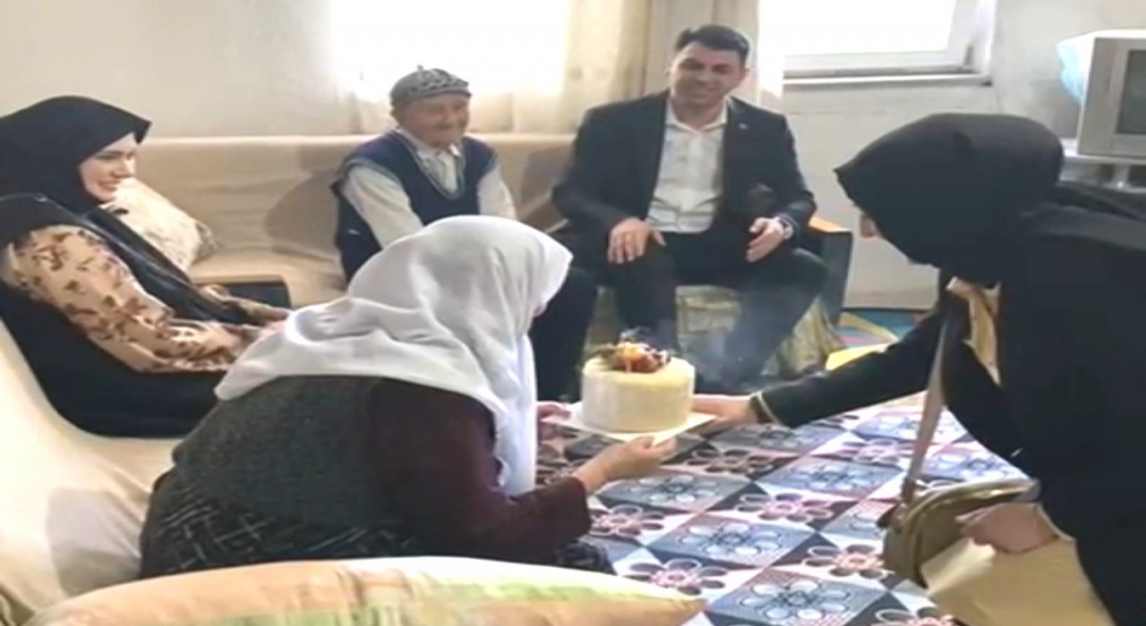 Hisarcık Kaymakamı Bahardan, 82 yaşındaki Hafize teyzeye pastalı doğum günü kutlaması