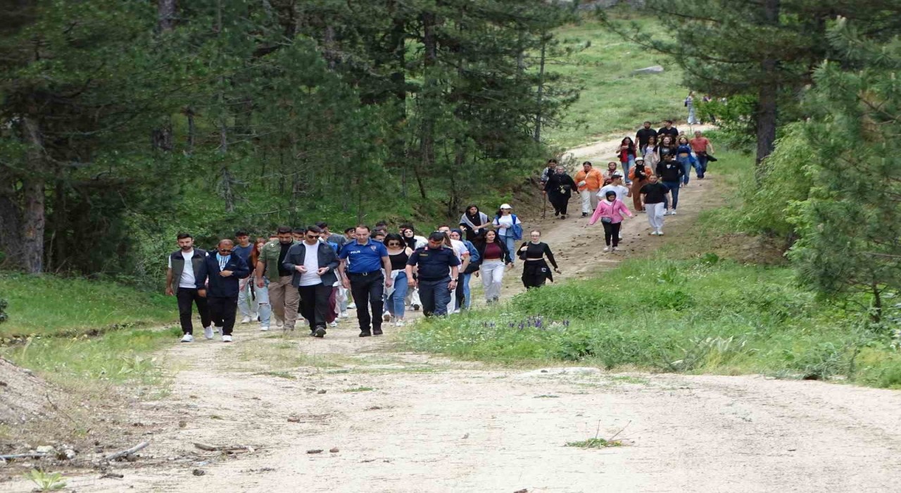Hisarcık MYO öğrencileri doğa yürüyüşünde ağaçlara 50 ahşap kuş yuvası astı