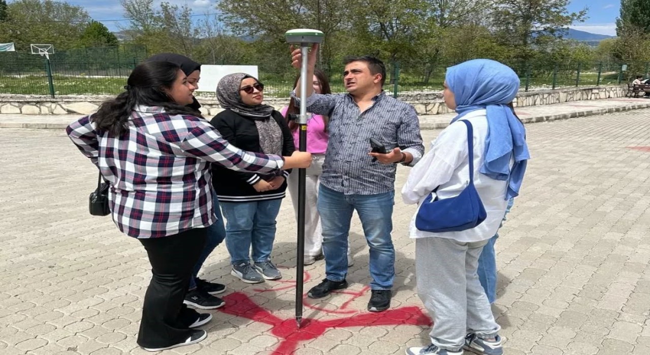 Hisarcık MYOda Ölçme Aletlerinin Kullanımı ve Drone ile Harita Uygulaması konulu konferans
