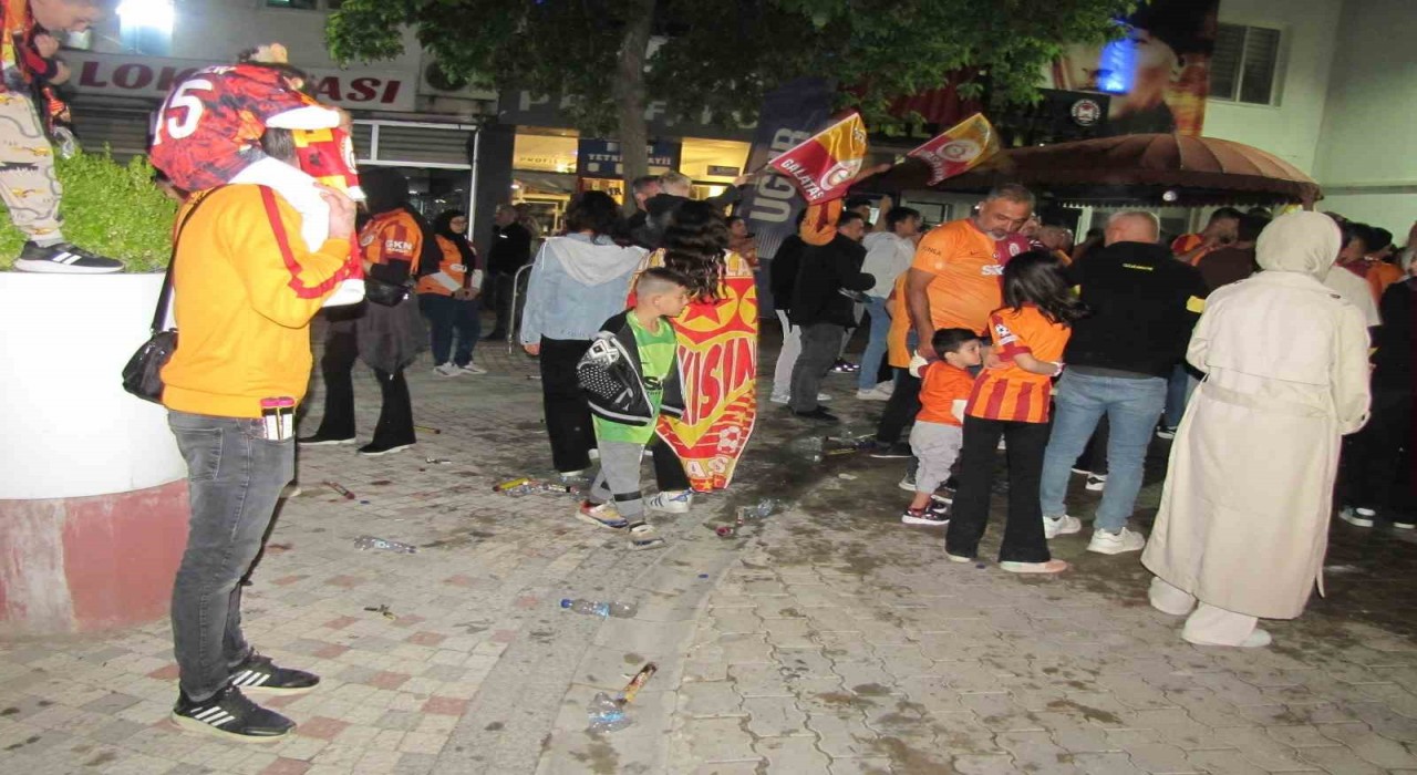 Hisarcıkta Galatasaray taraftarları şampiyonluğu kutladı