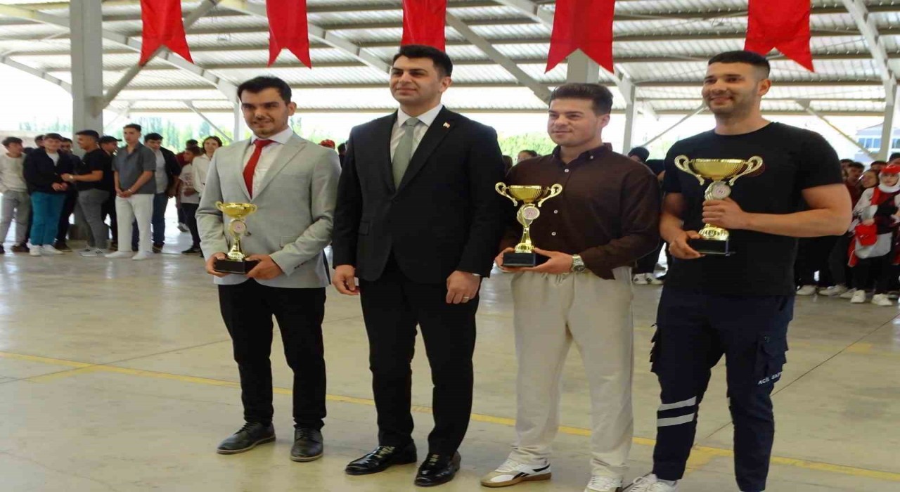 Hisarcıkta yarışmalarda dereceye giren öğrenciler ödüllendirildi