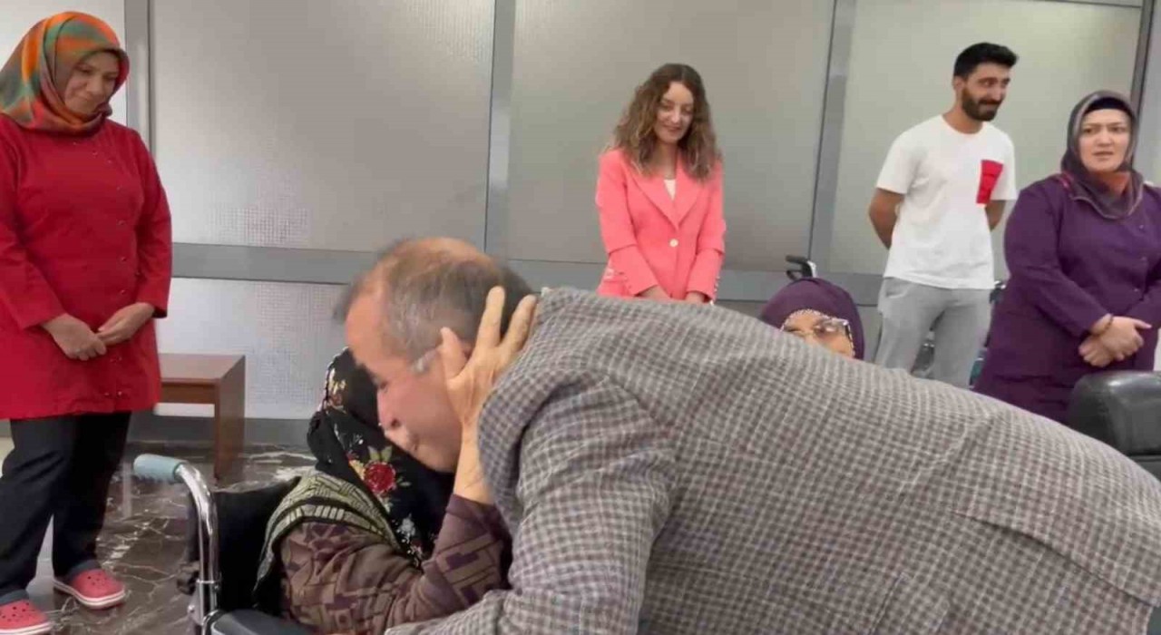 Huzurevindeki yaşlı kadının valiye sözleri gönülleri ısıttı: Babalar Günün kutlu olsun, bana da bir öpücük ver