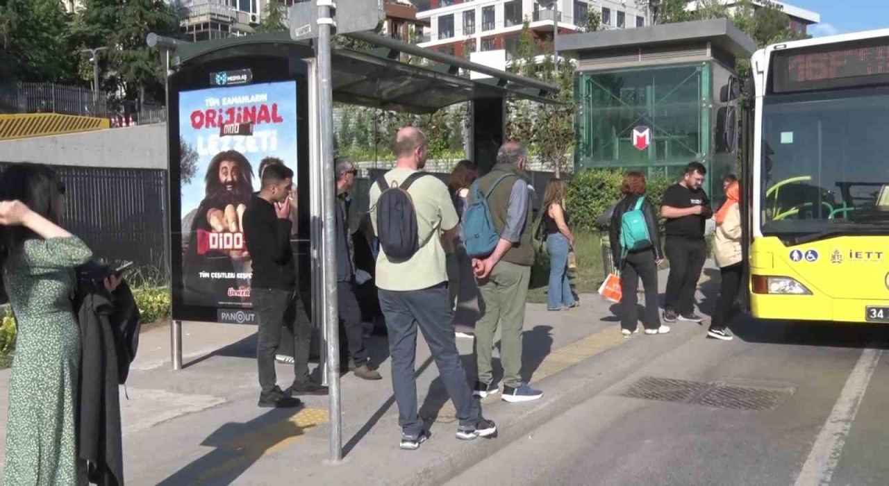 İBBden alacaklarını tahsil edemeyen Özel Halk Otobüsleri kontak kapama eylemi gerçekleştirdi