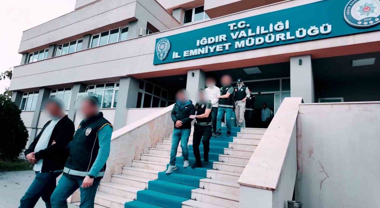 Iğdır ve Ağrıda kaçak göçmenlere sahte belge düzenleyen şüphelilere operasyon: 2 tutuklama