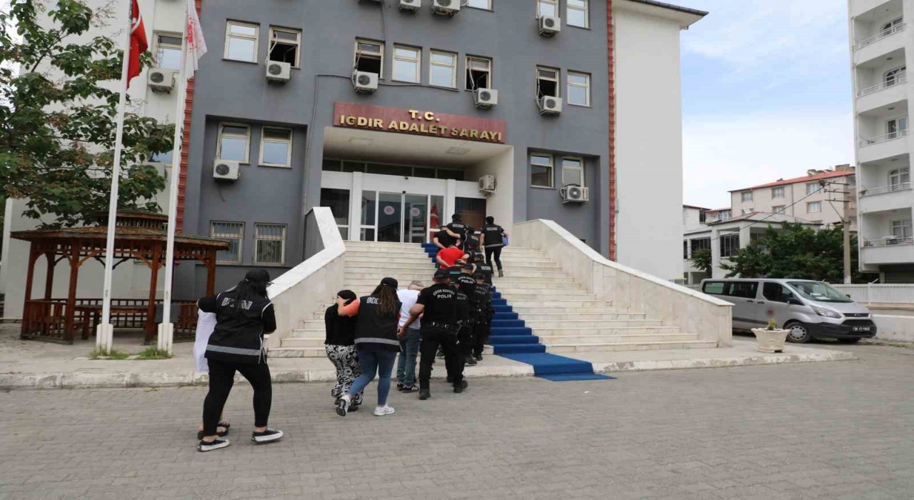 Iğdırda çeşitli suçlardan gözaltına alınan 12 şüpheli adliyeye sevk edildi