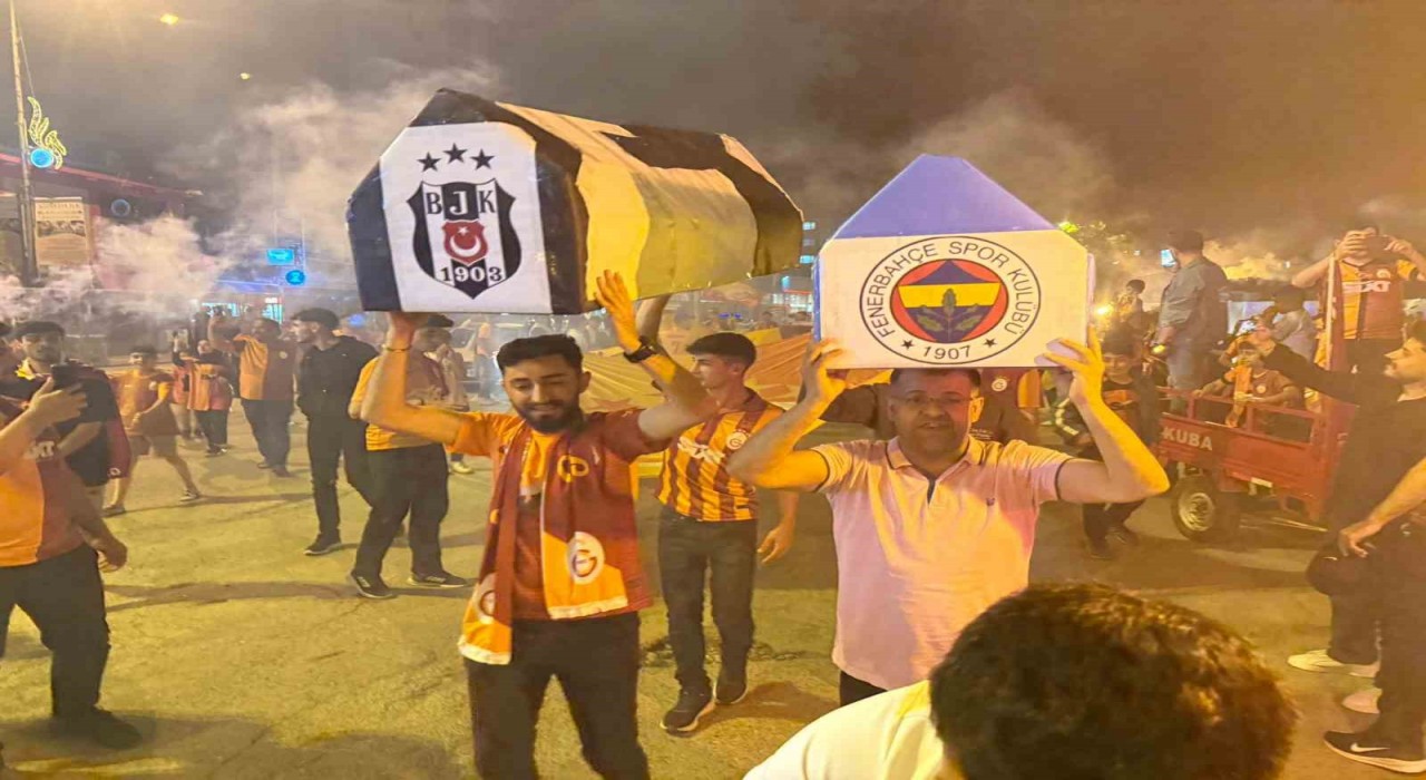 Iğdırda Galatasaraylı taraftarlar şampiyonluğu Fenerbahçe ve Beşiktaş tabutu ile kutladı