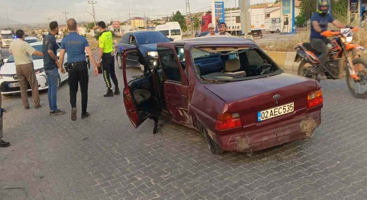 İki otomobil çarpıştı: 1 yaralı