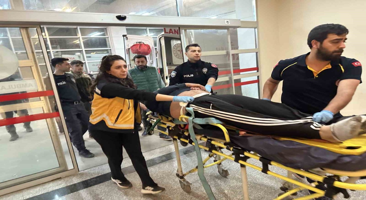 İki otomobil çarpıştı: 1i ağır 3 yaralı