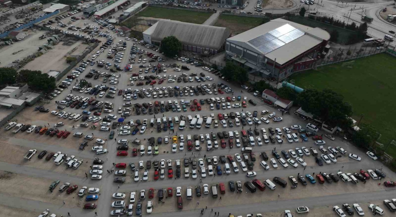 İkinci el oto pazarında bayram havası