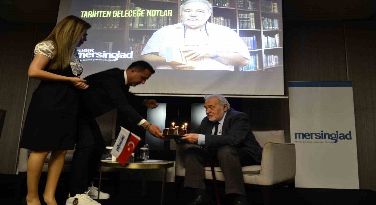 İlber Ortaylıya sahnede doğum günü sürprizi