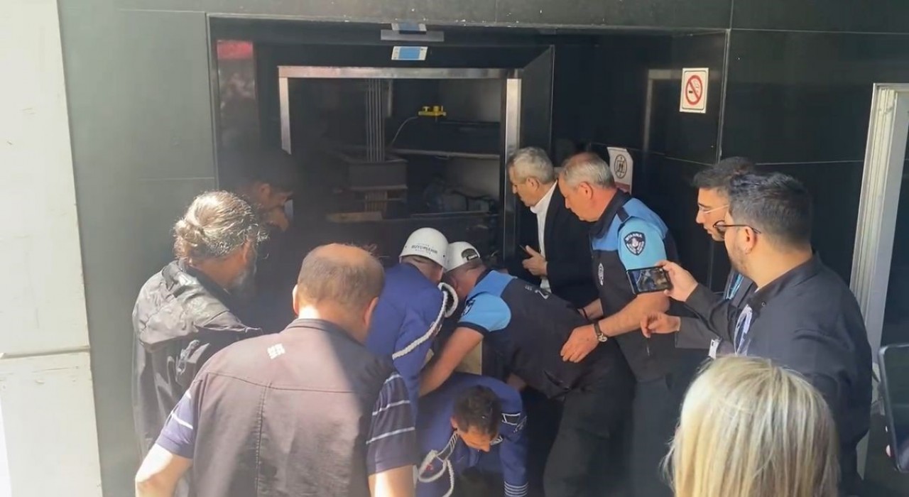 İlhan Şeşenin cenazesi asansörde mahsur kaldı