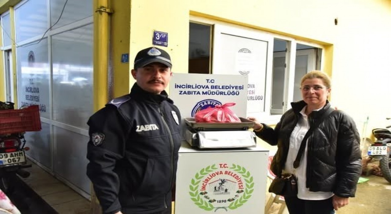 İncirliova Belediyesinin pazarlarda tartı denetimi sürüyor