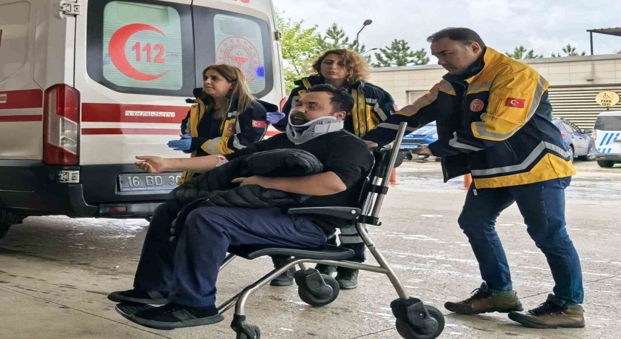 İnegölde yağışta kayan otomobil kamyona çarptı: 1 yaralı