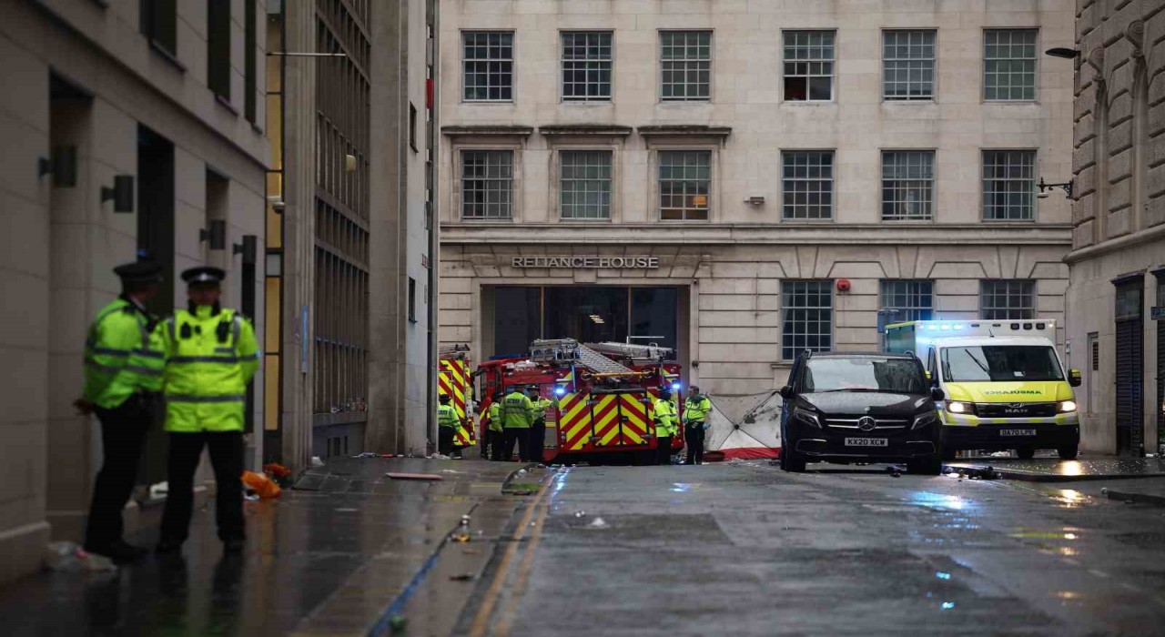 İngilterede şampiyonluk kutlamasında araç kalabalığın arasında daldı: 3 yaralı