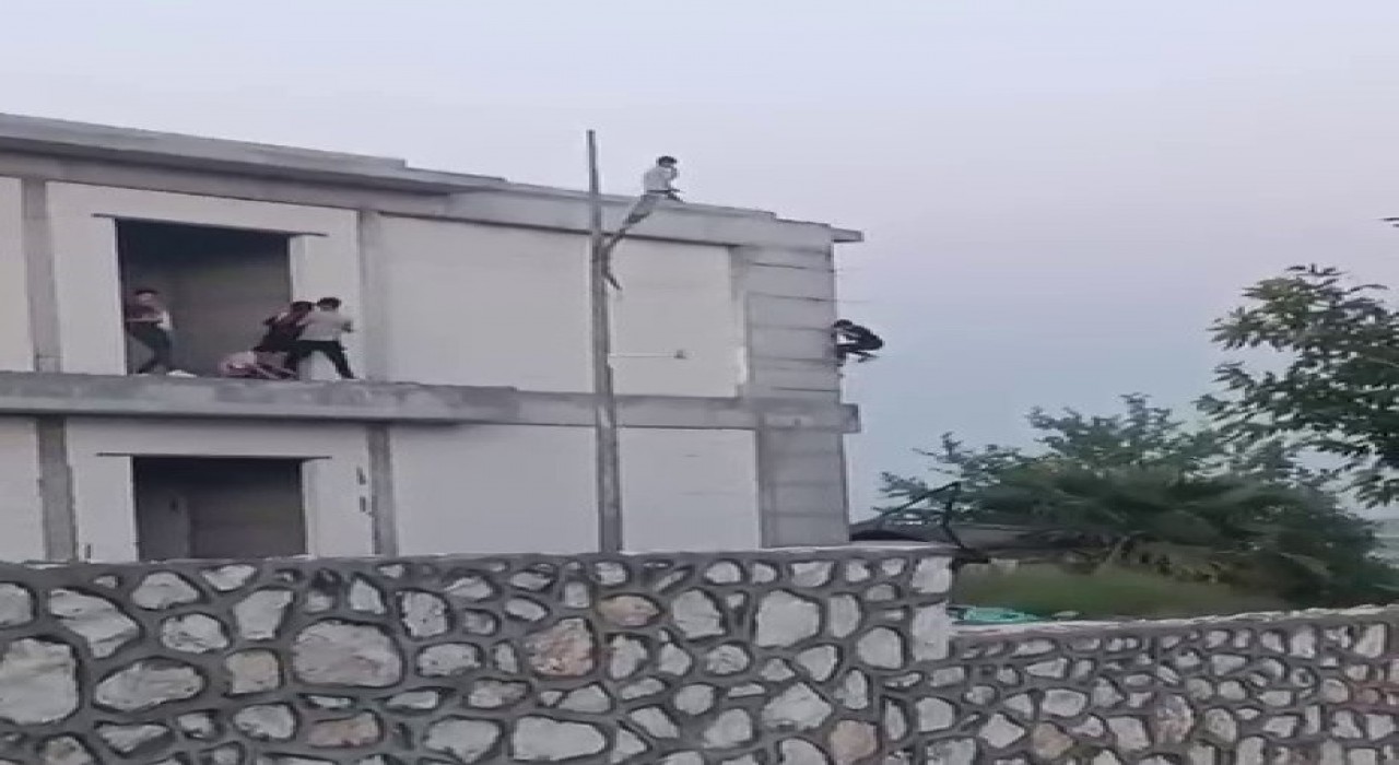 İnşaata tırmanarak canlarını hiçe saydılar