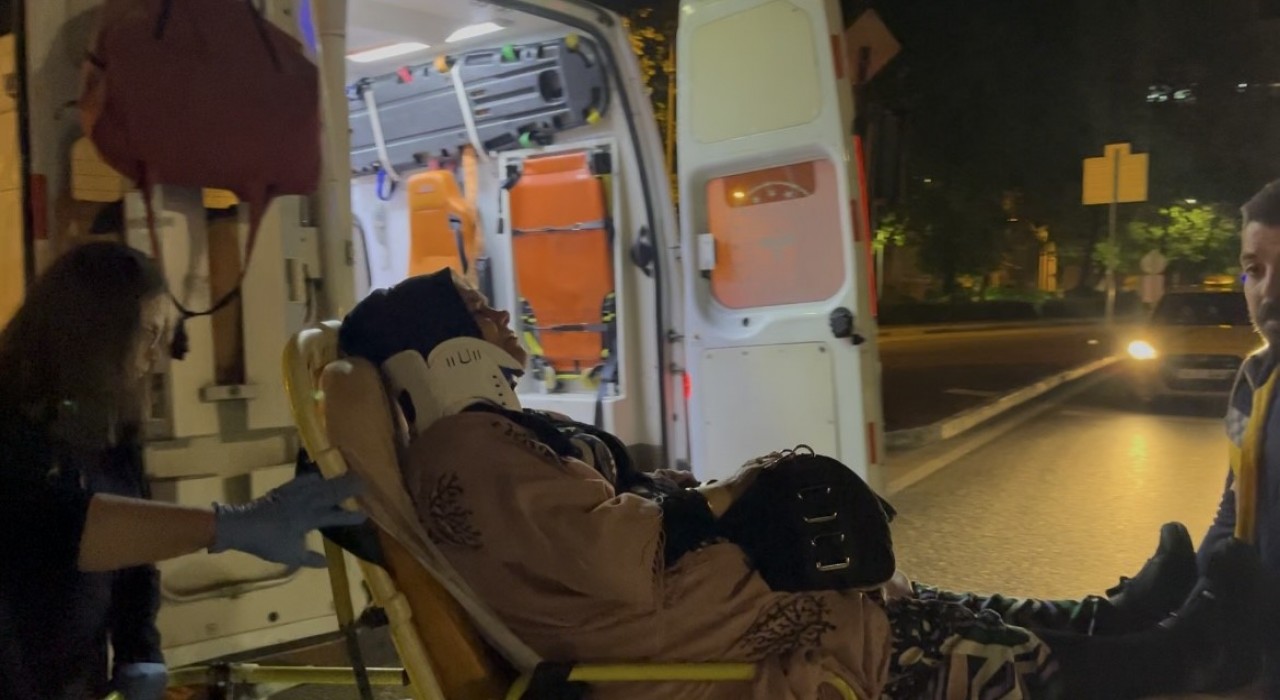 Işık ihlali kaza getirdi... Kırmızı ışıkta geçen otomobil taksiye çarptı: 7 yaralı