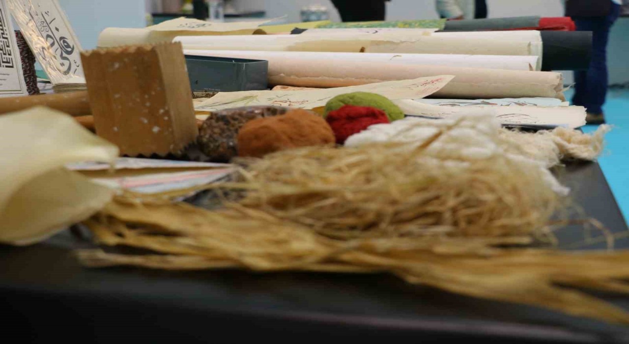 İslam Sanatları Fuarında el yapımı kağıt ustası Çelik eserlerini sergiledi