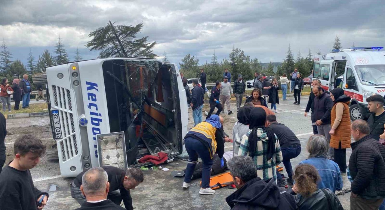 Ispartada yolcu midibüsü devrildi, yaralılar var