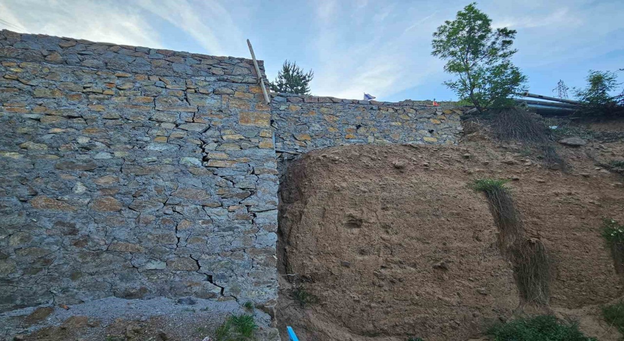 İspirde bir yıl önce yapılan duvardaki çatlamalar vatandaşları tedirgin ediyor