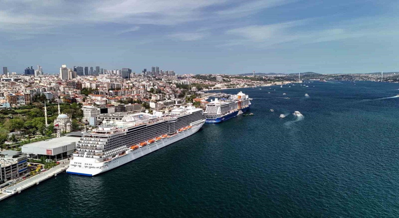 İstanbul Boğazında iki dev kruvaziyer gemisi havadan görüntülendi