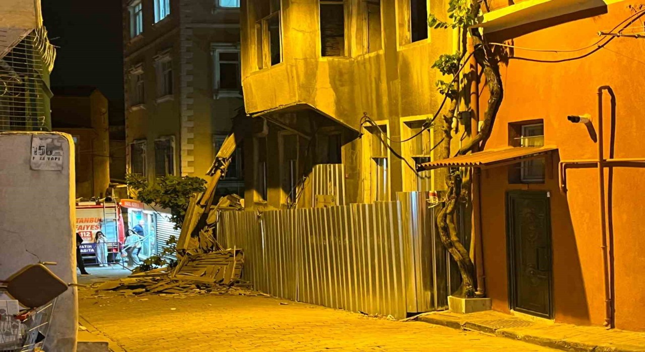 İstanbul Fatih Ayvansarayda, metruk binada çökme meydana geldi. İhbar üzerine itfaiye, AFAD, UMKE ve sağlık ekipleri sevk edildi.