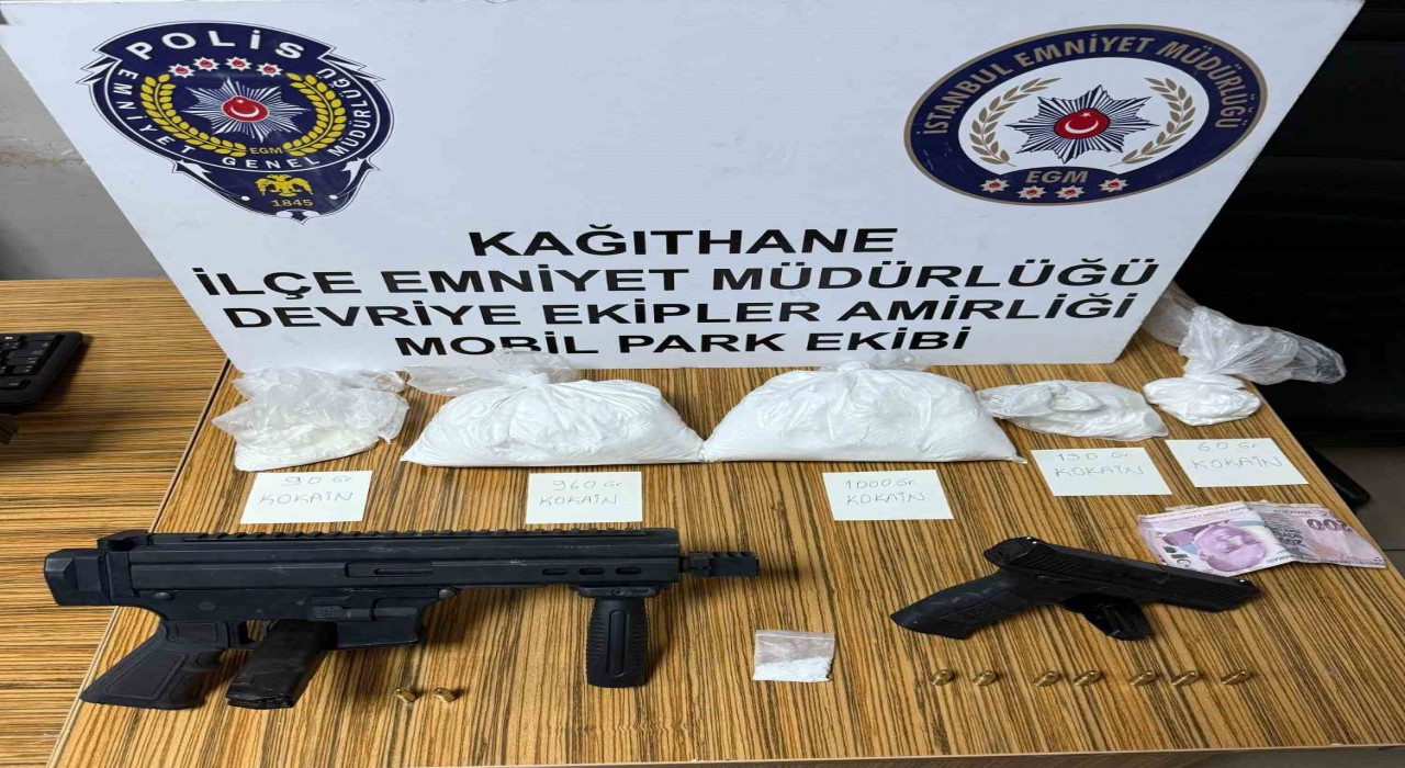 İstanbulda metrobüs durağında uyuşturucu ticareti yapan 2 şüpheli yakalandı