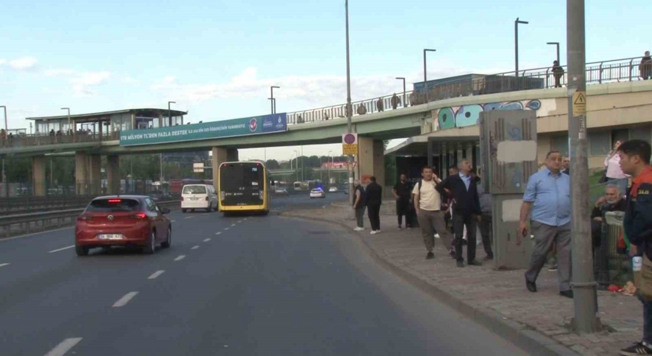 İstanbulda özel halk otobüsü grevi duraklarda yoğunluğa neden oldu