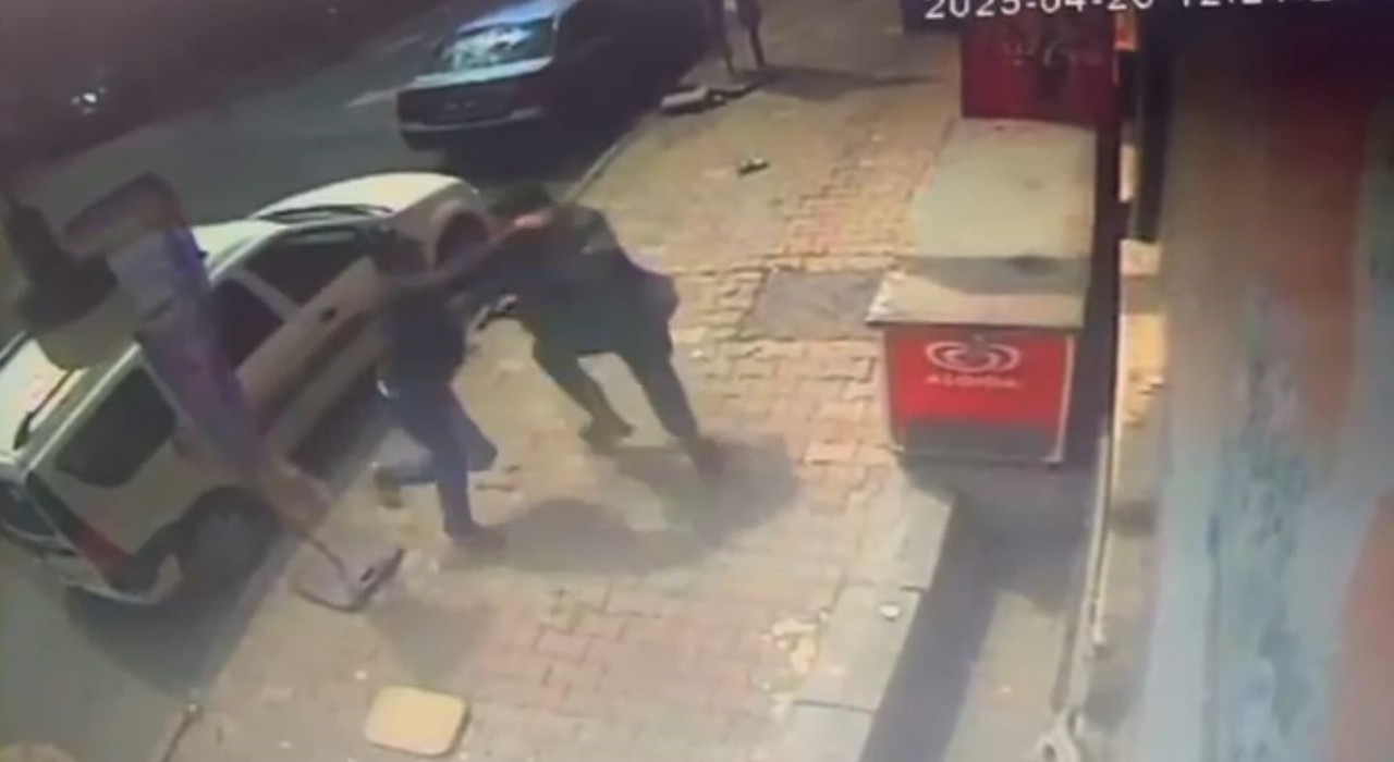 İstanbulda silahlı kavga kamerada: Yoldan geçen genç hayatını kaybetti, 2 şüpheli tutuklandı