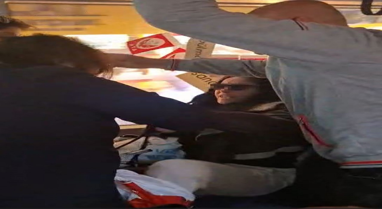 İstanbulda tramvayda yolcuların koltuk kavgası kamerada