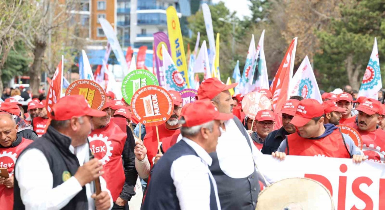 İşten çıkarmaların gölgesinde işçi sendikası yürüyüş yaptı