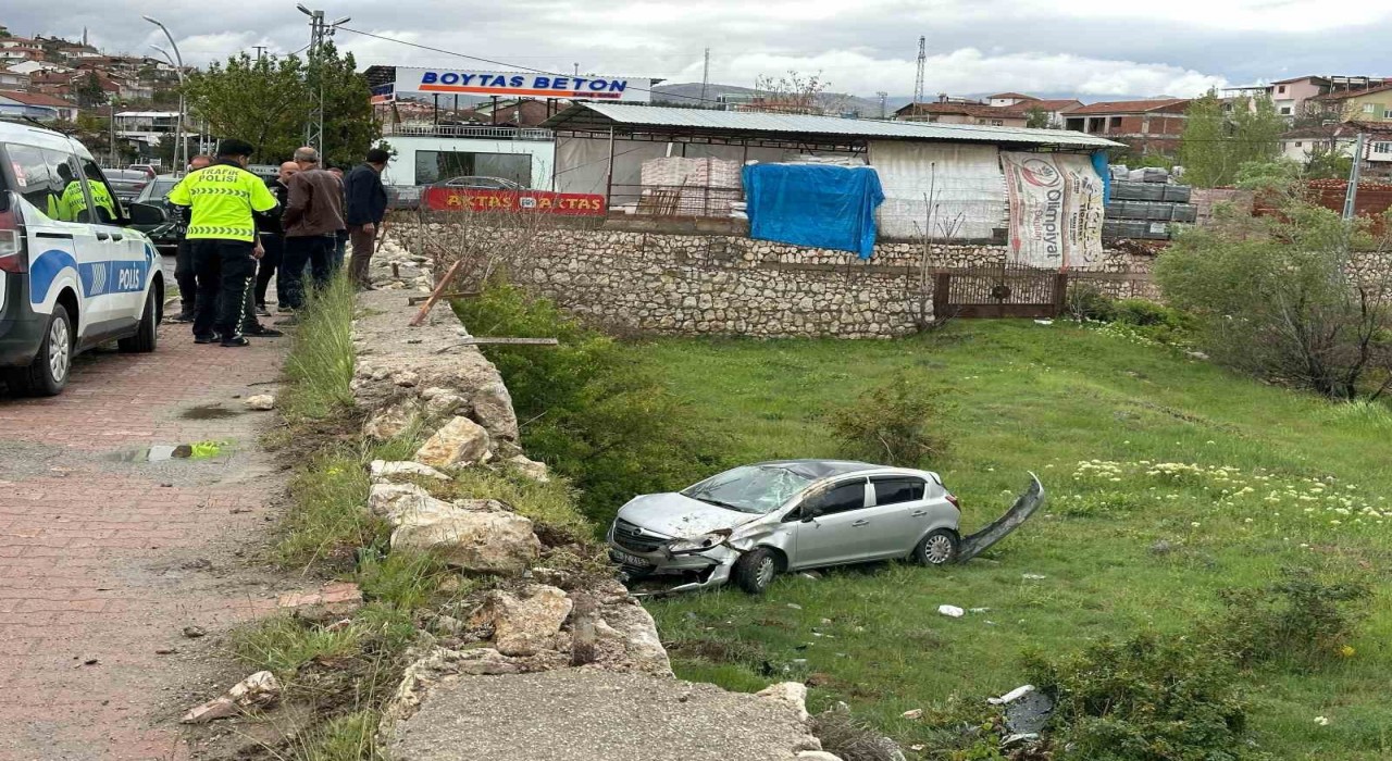 İstinat duvarına çarpan araç bahçeye uçtu: 2 yaralı
