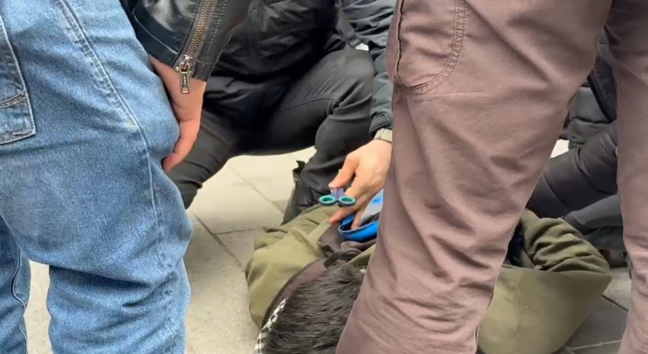 İzinsiz yürümek isteyen gruba polis müdahalesi, göstericinin çantasından makas çıktı: Burun kıllarımı alıyorum