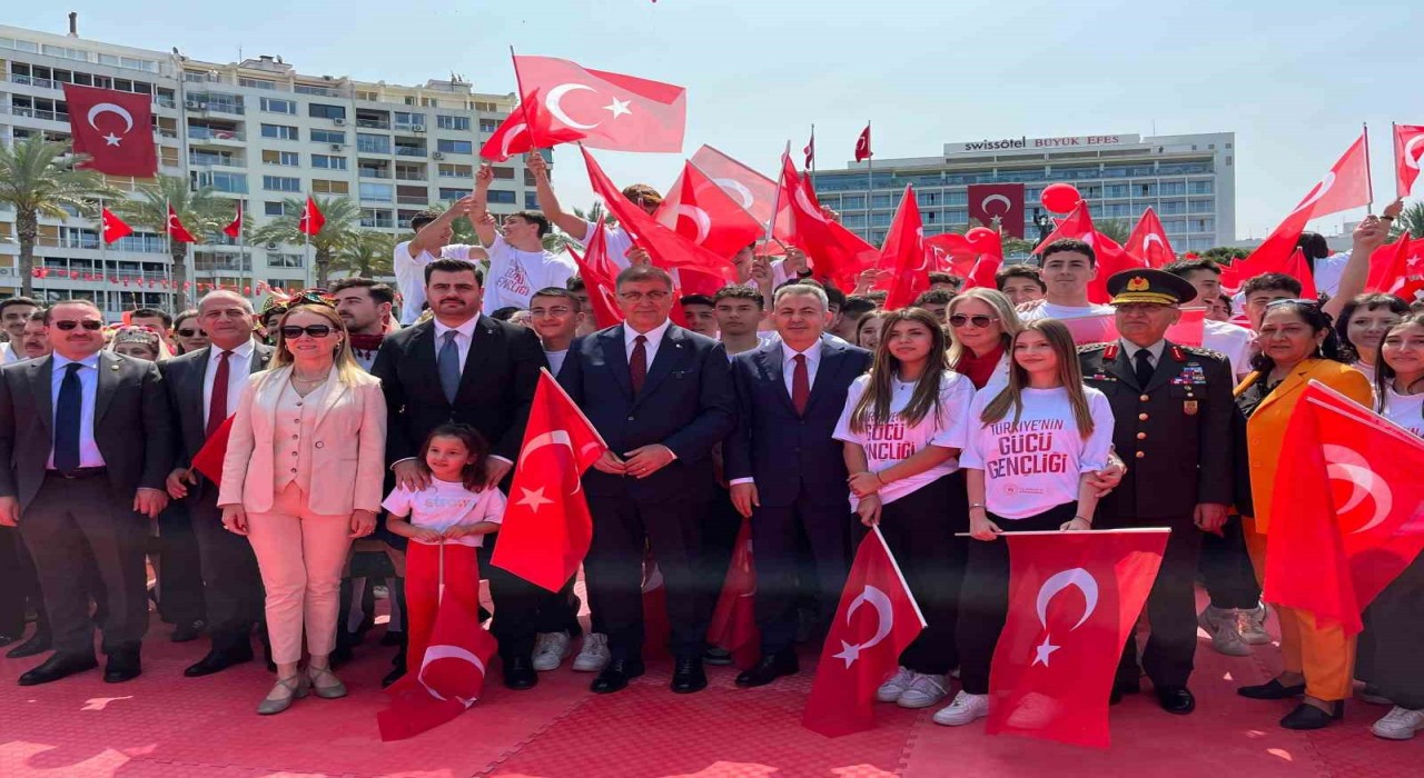 İzmirde 19 Mayıs coşkuyla kutlandı