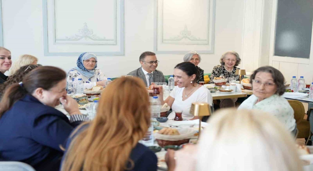 İzmirde anlamlı Anneler Günü kutlaması