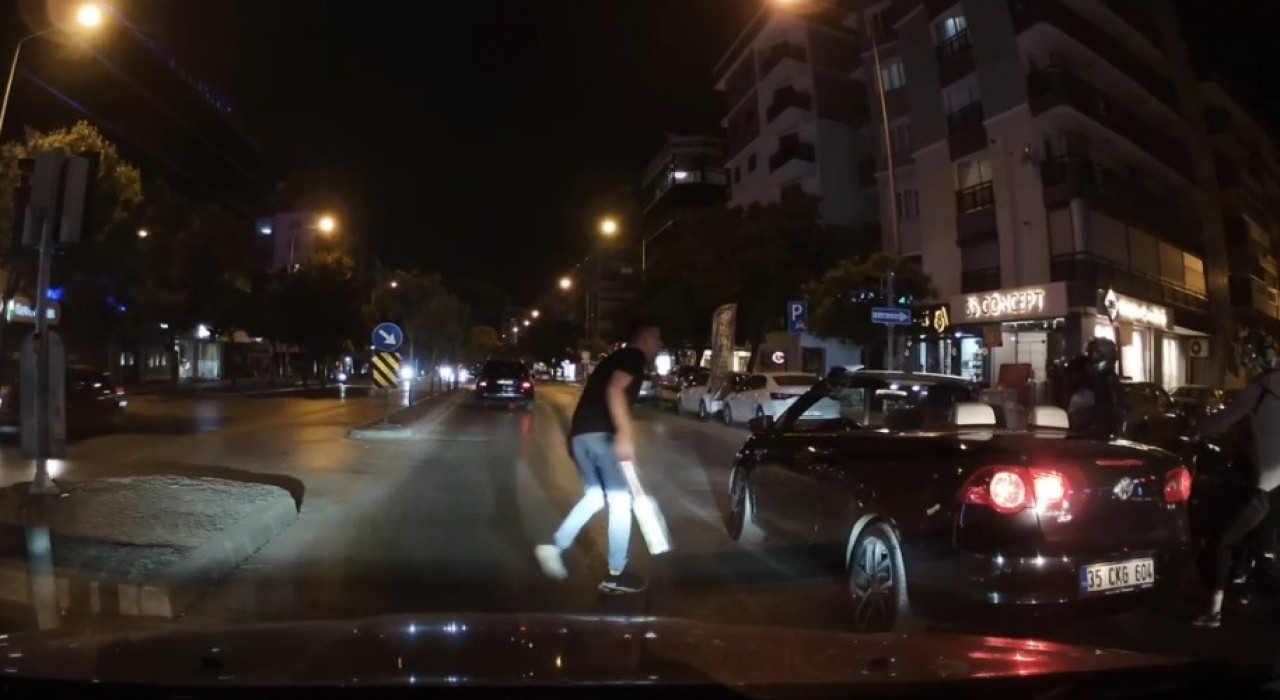 İzmirde döner bıçaklı trafik kavgası kamerada