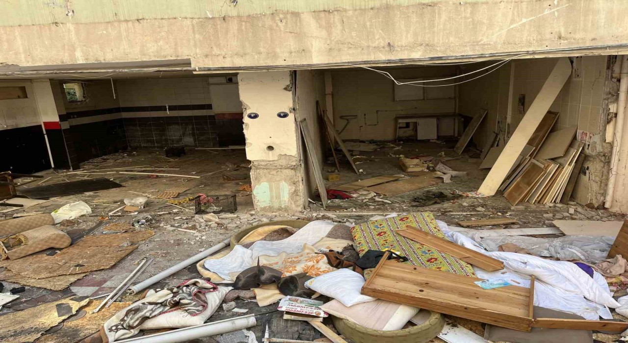 İzmirde kentsel dönüşüme giren binanın kömürlüğünden 3 kişiye ait iskelet çıktı