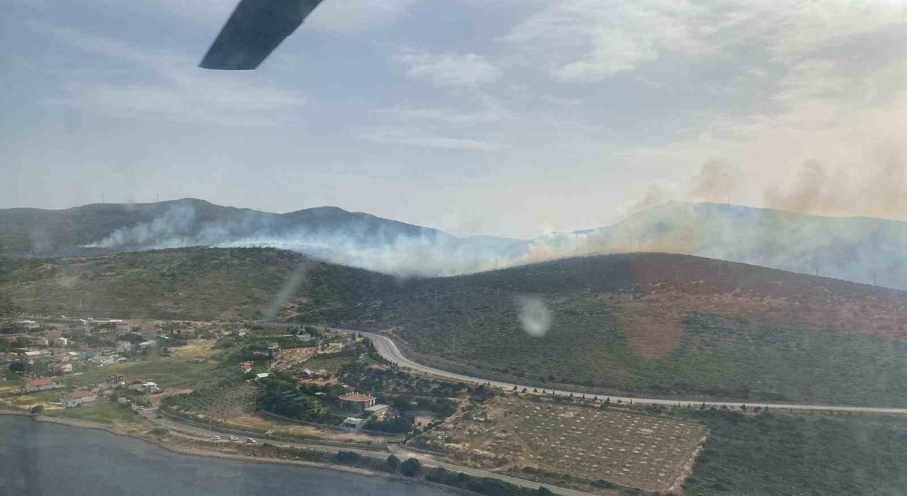 İzmirde makilik alandaki yangına müdahale sürüyor