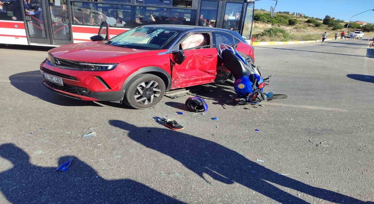 İzmirde otomobil motosikletle çarpıştı: 1 ağır yaralı