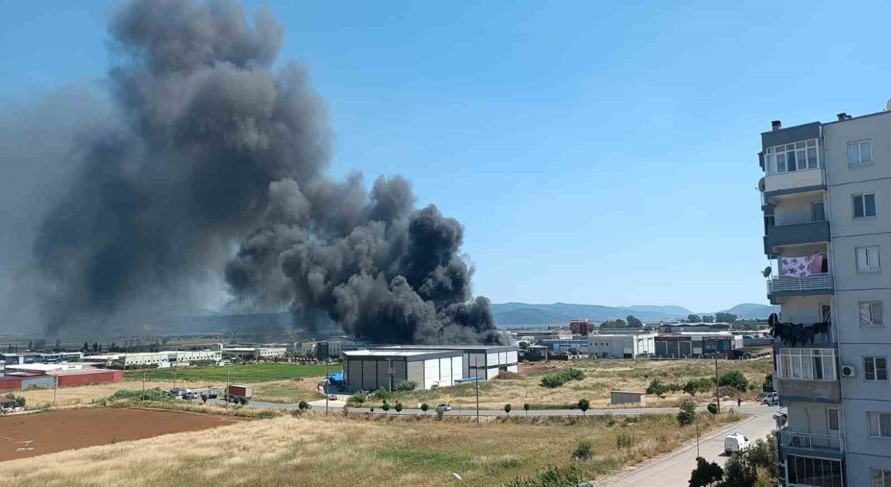 İzmirde plastik sandalye fabrikasında yangın