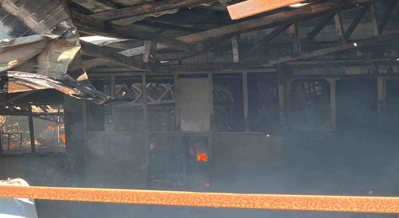 İzmirde plastik sandalye fabrikasındaki yangın kontrol altına alındı