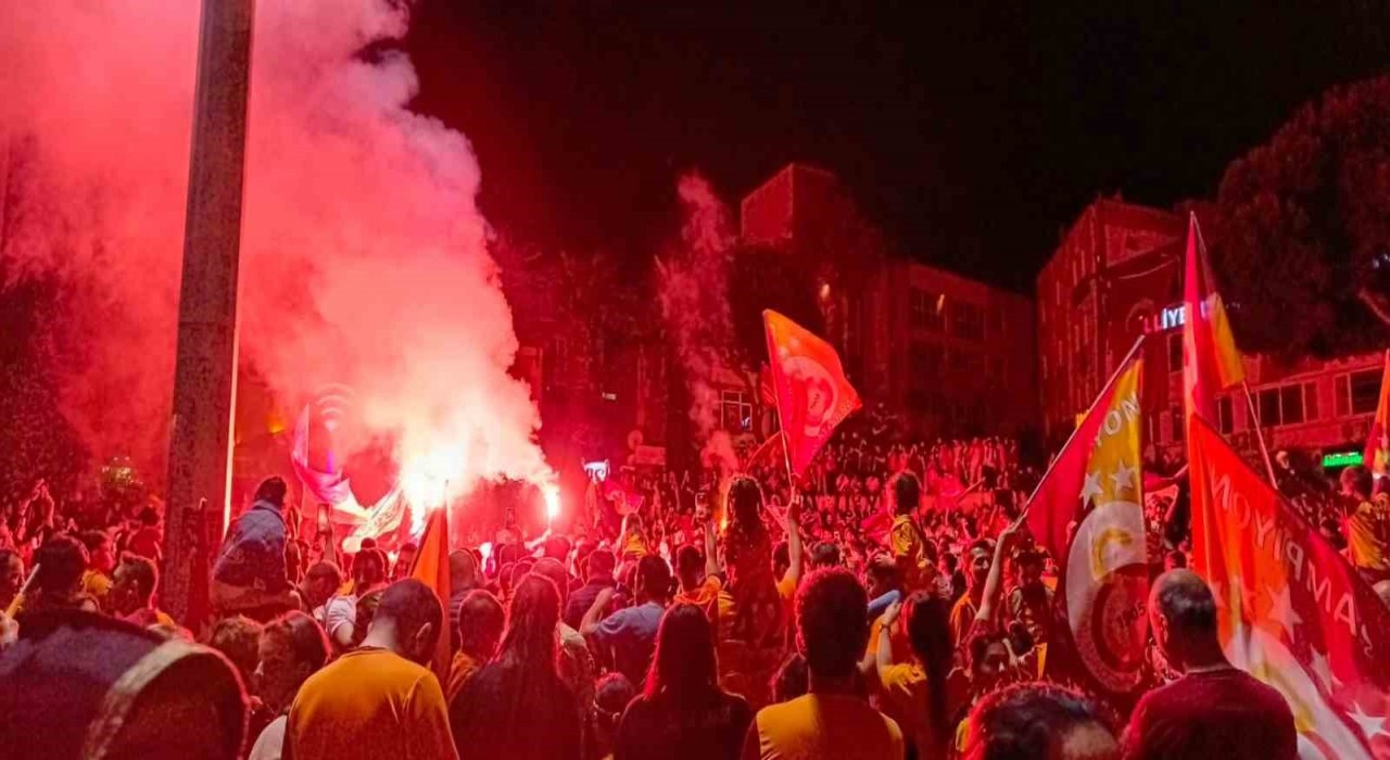 İzmirde sarı-kırmızılı taraftarlar şampiyonluğu kutladı