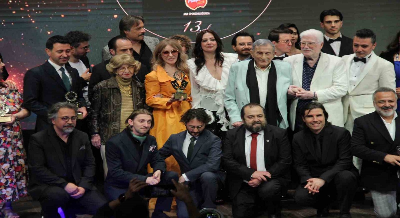 İzmirden yükselen tiyatro ruhu Türkiyeyi bir kez daha kucakladı