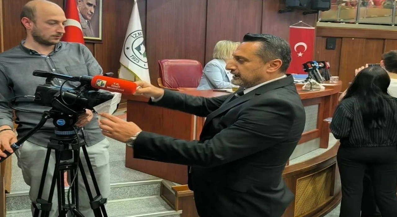 İzmit Belediyesinin meclisinde bantlı gönderme