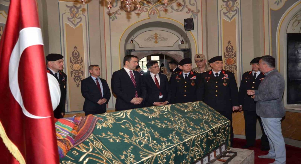 Jandarma Genel Komutanı Orgeneral Ali Çardakçı, Ertuğrul Gazi Türbesinde dua etti