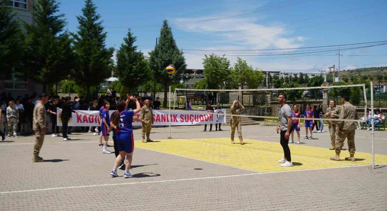 Jandarma personeli Uluslararası Aile Gününde öğrencilere bilgilendirmede bulundu