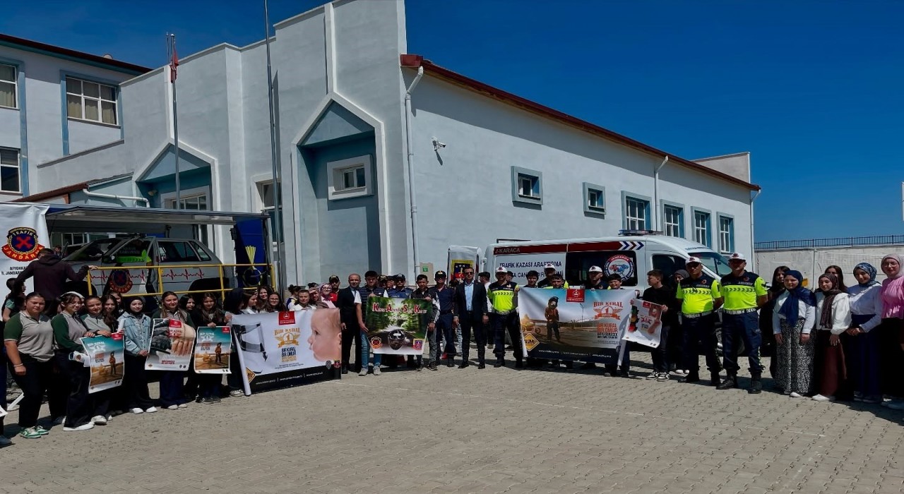 Jandarmadan 160 öğrenciye emniyet kemeri ve eğitimi