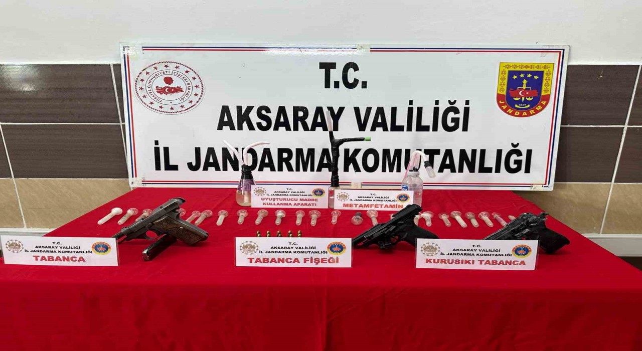 Jandarmanın operasyonunda uyuşturucu ve tabancalar ele geçirildi