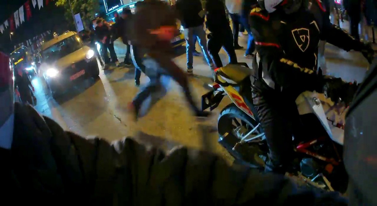 Kadıköyde Galatasaray atkılı araca saldırı kamerada