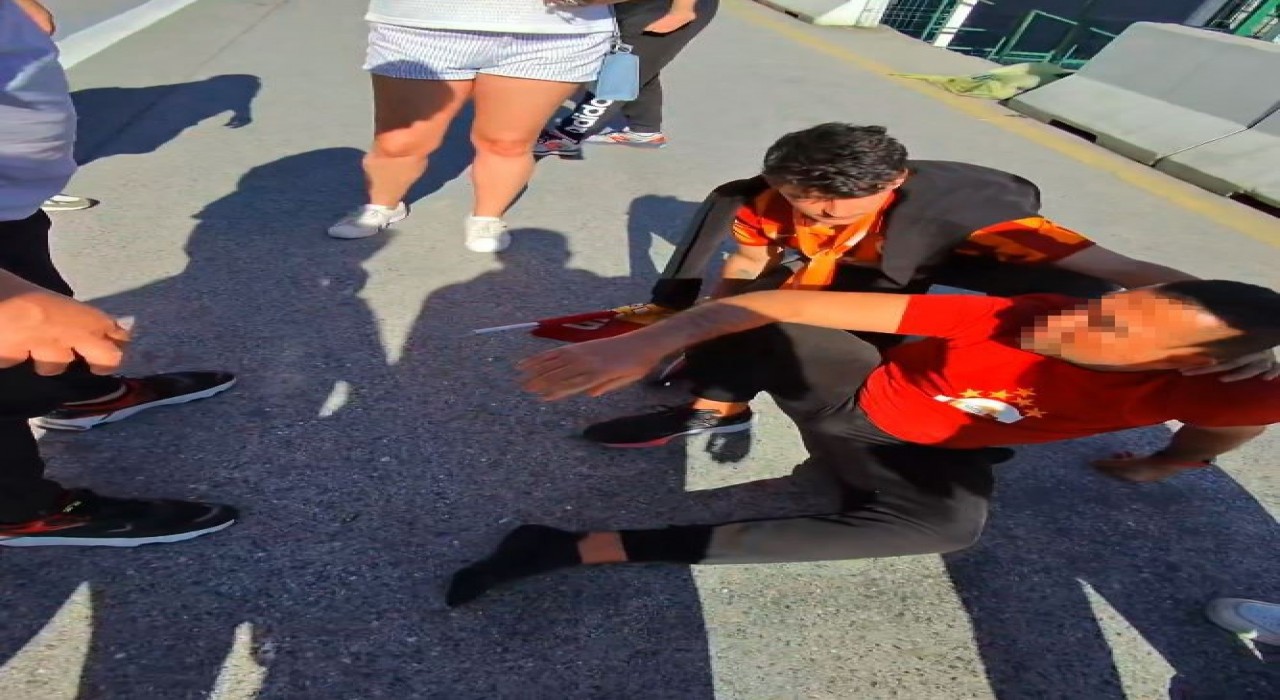 Kadıköyde Galatasaraylı taraftara silahlı saldırı kamerada