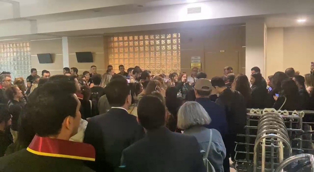 Kadıköyde ‘suç içerikli pankart davasında 3 sanık tahliye edildi